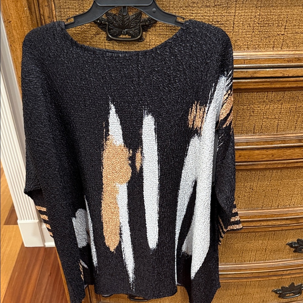 NWT Berek Black, White, and Tan Abstract Tunic